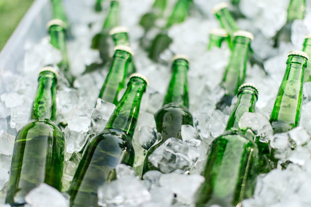 birra e ghiaccio - beer bottle beer cold alcohol foto e immagini stock