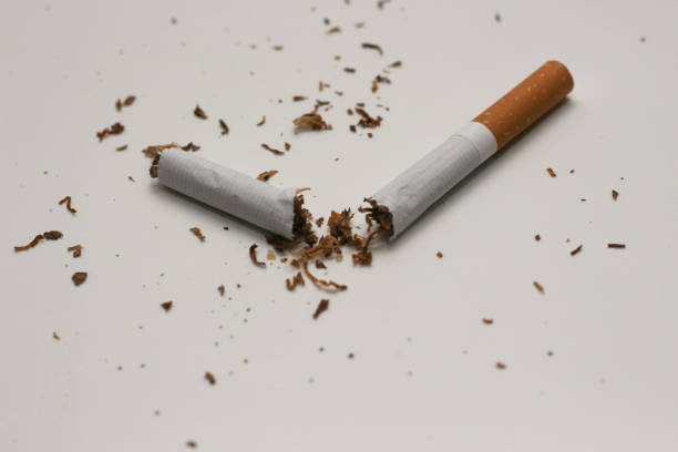 gebrochene zigarette - smoking issues fotos stock-fotos und bilder