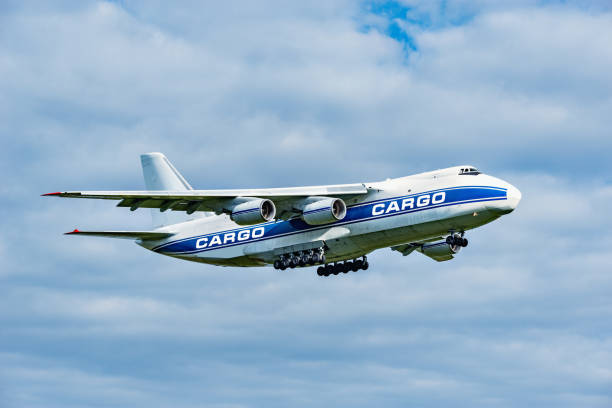 vol de l’avion cargo gros. - wheel airplane landing air vehicle photos et images de collection