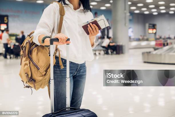 Woman Backpacker Holding Passport And Map With Suitcase Standing At Check In Baggage At Airport Terminaltraveler Concept - Fotografias de stock e mais imagens de Emigração e Imigração