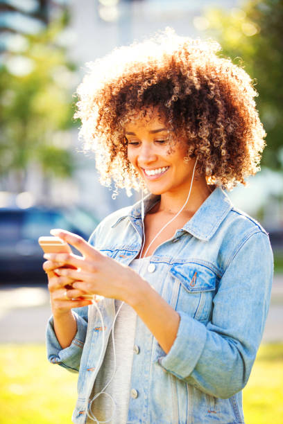 woman using smart phone in the city - 5548 imagens e fotografias de stock