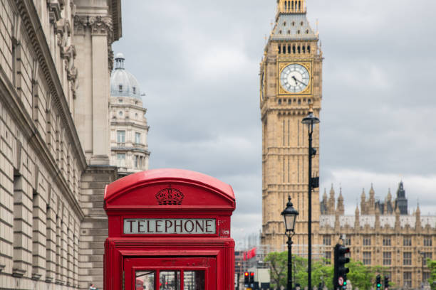 roten feld anrufen am parliament square in der nähe von big ben in london - telephone cabin london england telephone booth stock-fotos und bilder