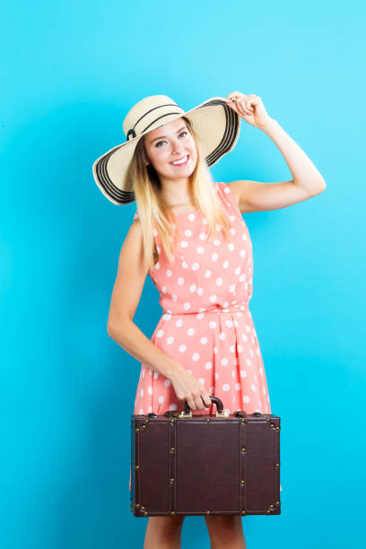 feliz jovem viajante - polka dot suitcase retro revival women - fotografias e filmes do acervo