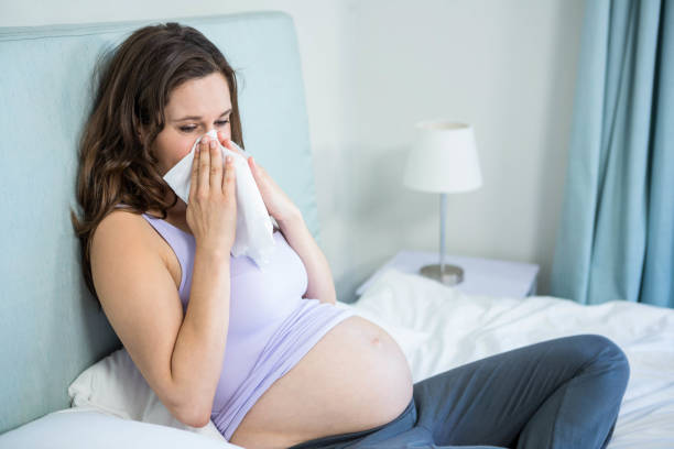 mulher grávida assoar o nariz - human parainfluenza virus - fotografias e filmes do acervo