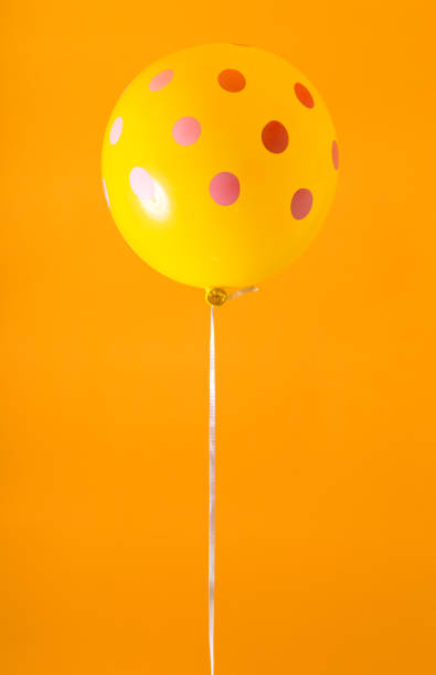 balão amarelo grande ponto de polk - polk a dot - fotografias e filmes do acervo