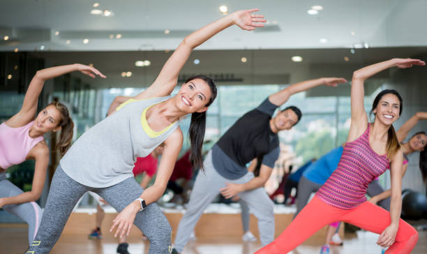 szczęśliwi ludzie w klasie aerobiku na siłowni - aerobics zdjęcia i obrazy z banku zdjęć