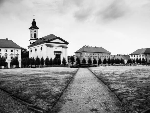 stadtplatz in terezin - prison architecture black white stock-fotos und bilder