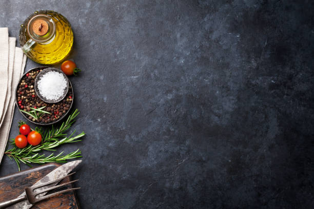料理の食材や石のテーブルの上の器具 - kitchen knife raw food food and drink fork ストックフォトと画像