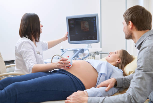 임신 울트라 사운드 procedu에 대 한 사랑 부부 참석 의사 - ultrasound human pregnancy computer women 뉴스 사진 이미지