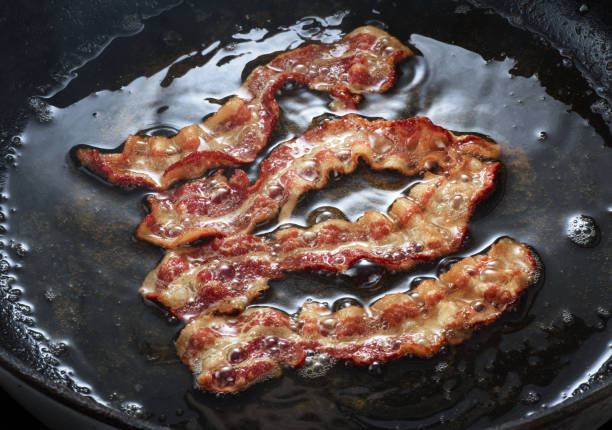 em uma frigideira um pedaço de bacon de toucinho cozido - meaty - fotografias e filmes do acervo