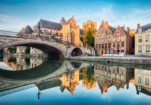 Catedral medieval y el puente sobre un canal en Ghent, Bélgica Gent Sint - Michielskerk photo
