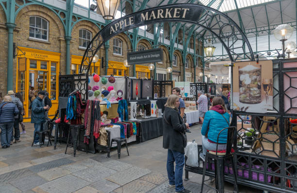 marché de covent garden, principale attraction touristique de londres - market wealth famous place travel destinations photos et images de collection