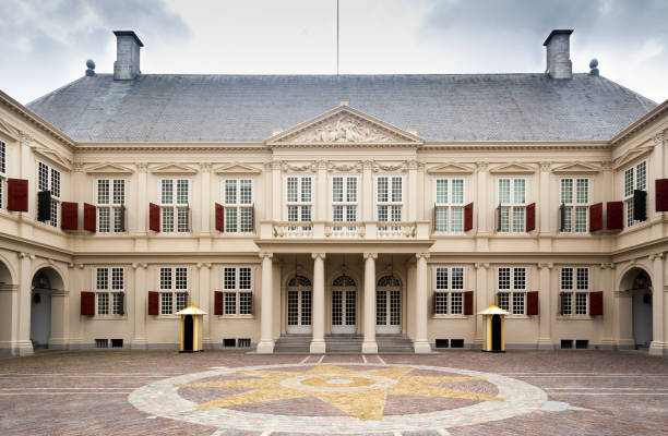 façade du palais de noordeinde à la haye - palais noordeinde photos photos et images de collection