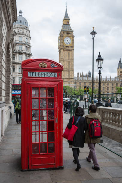 osoby i budka telefoniczna w pobliżu big ben w londynie, wielka brytania - capital cities pay phone city cityscape zdjęcia i obrazy z banku zdjęć