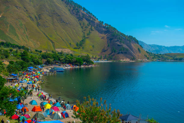 Activities 1000 Tents at the Edge of Lake Toba Hundreds of tents appear to be traced on the edge of the lake with green water around Paropo Island, in Silalahi Village, Silahisabungan Subdistrict, North Sumatra. danau toba lake stock pictures, royalty-free photos & images