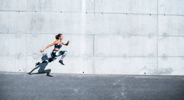 HIIT exercises A young woman working out womens field event stock pictures, royalty-free photos & images