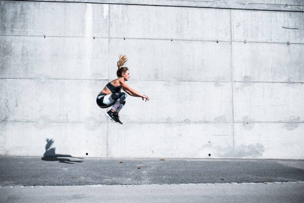 wysoko na niebie - jumping women running vitality zdjęcia i obrazy z banku zdjęć