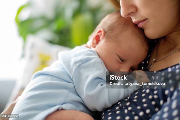 Joven Madre Tiernamente Con Su Hijo Recién Nacido Foto de stock y más banco de imágenes de Madre - Madre, Recién nacido - 0-1 mes, Embarazada