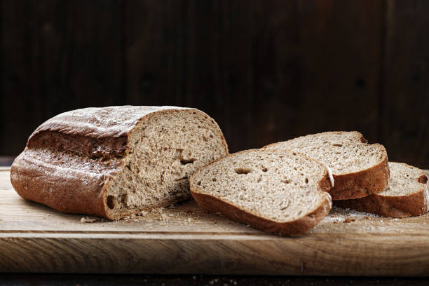 pain de seigle haché - country bread photos et images de collection