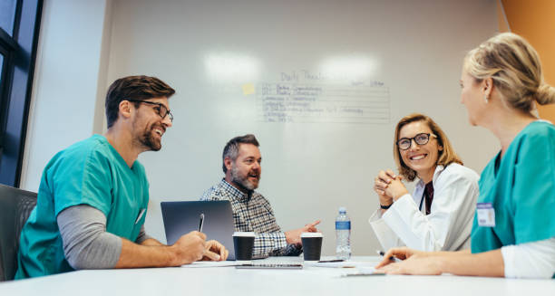 spotkanie zespołu medycznego w sali konferencyjnej - doctor healthcare and medicine human resources teamwork zdjęcia i obrazy z banku zdjęć