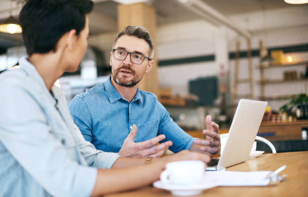 the experts at operating a successful coffee shop - laptop partnership looking communication imagens e fotografias de stock