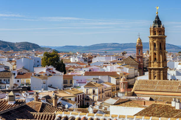 tetti e torri della chiesa di antequera, andalusia, spagna - architettura ed edifici foto e immagini stock