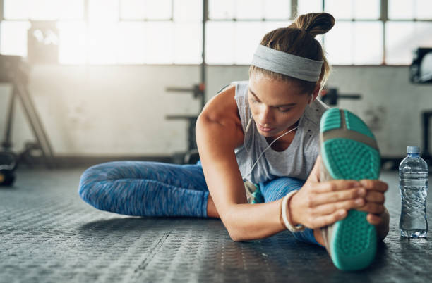 elle aspire à inspirer de remise en forme en elle tous les jours - salle de gym photos et images de collection