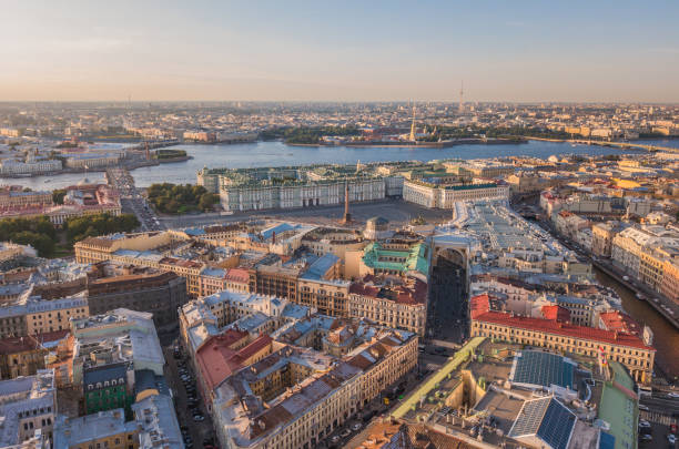 vuelo sobre el centro de san petersburgo - almirantazgo san petersburgo fotografías e imágenes de stock