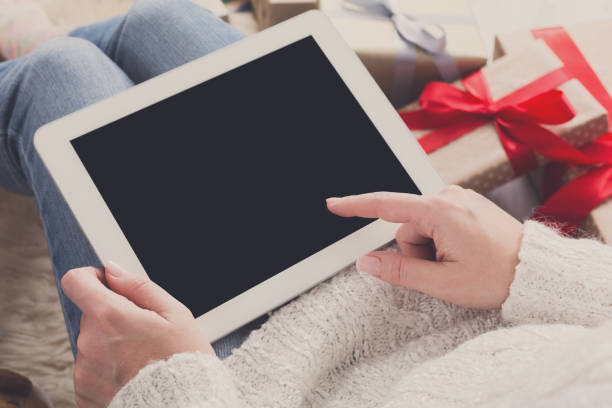 istock Woman shopping online with tablet 841200042
