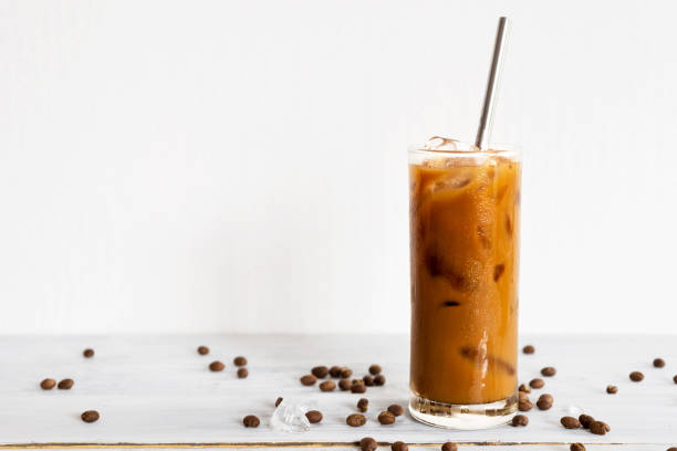cold brew coffee - pouring coffee liquid coffee bean imagens e fotografias de stock