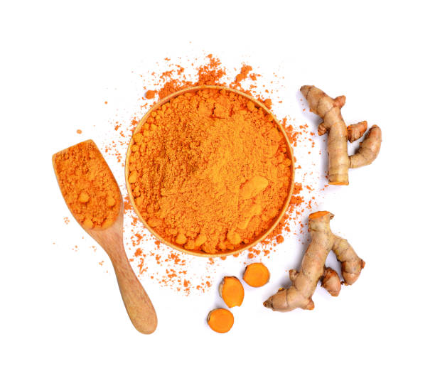 vista dall'alto delle radici di curcuma e della polvere di curcuma in ciotola di legno isolata su sfondo bianco - curcumin foto e immagini stock