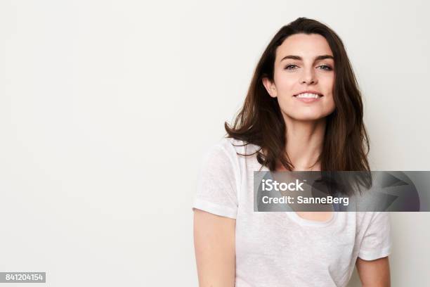 Schöne Mädchen Mit Schönen Lächeln Stockfoto und mehr Bilder von Weißer Hintergrund - Weißer Hintergrund, 25-29 Jahre, Eine Frau allein