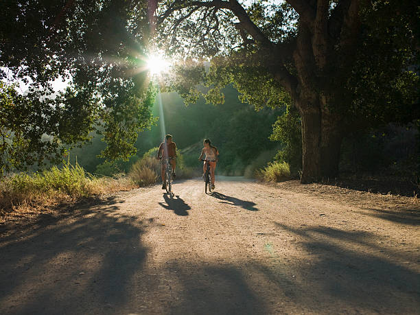 jeune couple, faire du vélo sur le chemin de terre - 15805 photos et images de collection