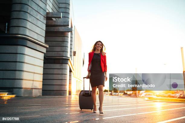 Contento Di Essere Arrivato - Fotografie stock e altre immagini di Viaggio di lavoro - Viaggio di lavoro, Aeroporto, Donne