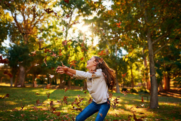 quand l’or tombe du ciel, l’attraper - child cheerful little girls down syndrome photos et images de collection