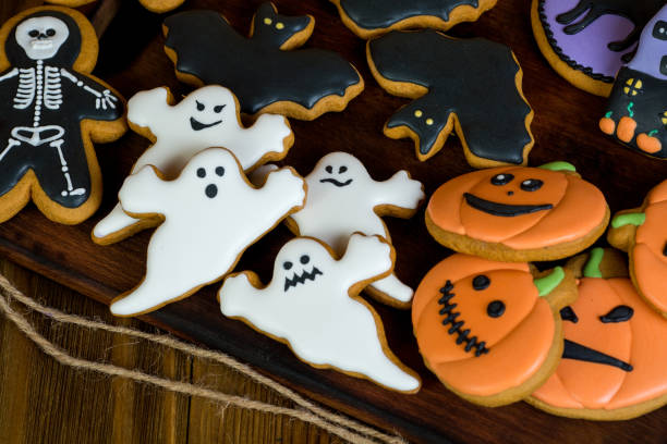 istock Halloween homemade gingerbread cookies background 841222900