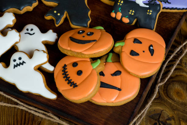 istock Halloween homemade gingerbread cookies background 841222912