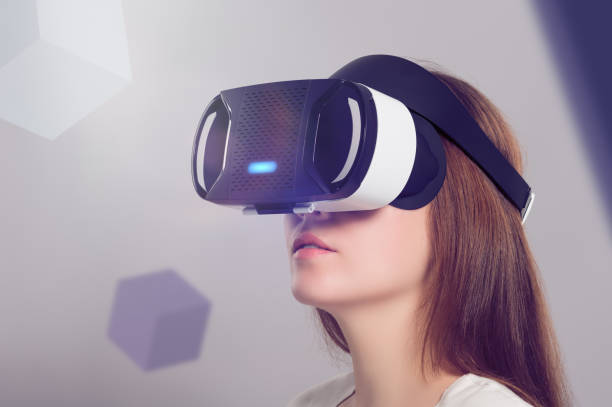 mujer en auricular vr mirando los objetos en la realidad virtual - pantalla montada en la cabeza fotografías e imágenes de stock