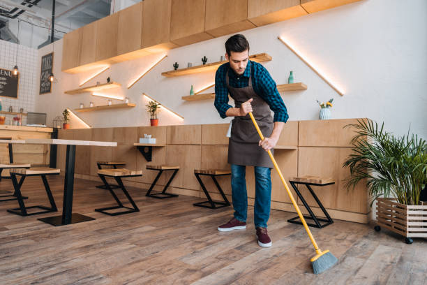 arbeiter reinigung boden mit schwung - sweeping stock-fotos und bilder