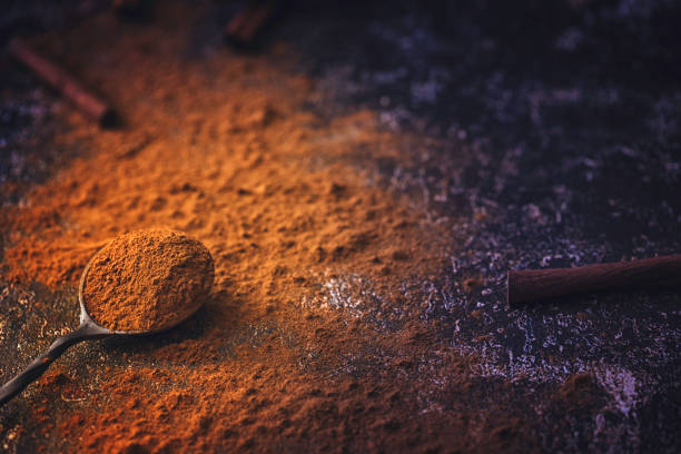 gemahlener zimt auf rustikalen hintergrund - cinnamon powder stock-fotos und bilder