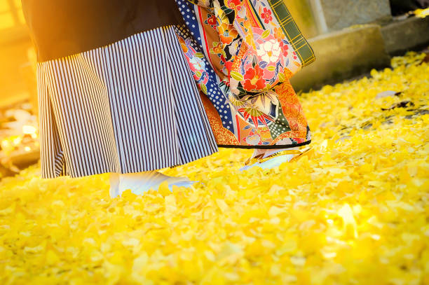 boda ceremonia tradicional japonesa con kimono debajo de ginkgo oro - men groom wedding red fotografías e imágenes de stock