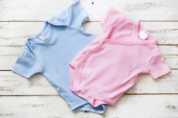 ピンクとブルーの赤ちゃんロンパー - 乳児用衣類 ストックフォトと画像