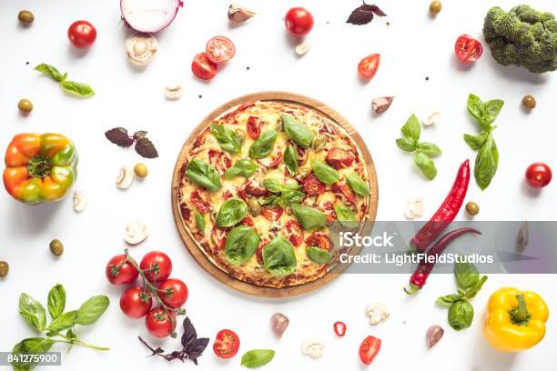 Ingredientes Y Pizza Italiana Foto de stock y más banco de imágenes de Pizza - Pizza, Ingrediente, Fondo blanco