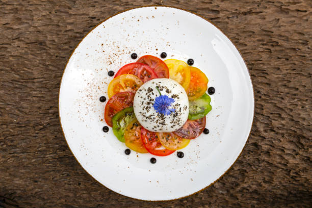 burrata 디 bufala 토마토 샐러드 - heirloom tomato organic tomato green tomato 뉴스 사진 이미지