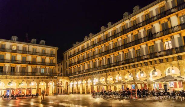 vista notturna di plaza de la constitucion a san sebastian donostia, spagna. - architettura ed edifici foto e immagini stock