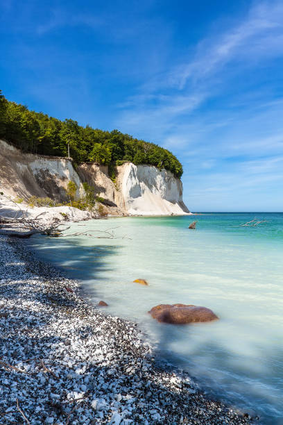 côte de la mer baltique sur l’île rügen, allemagne - rugen island photos et images de collection