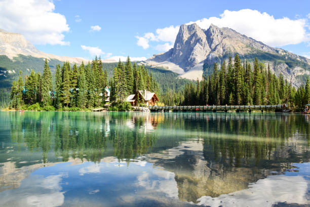 에메랄드 호수의 산장형 - british columbia canada lake emerald lake 뉴스 사진 이미지