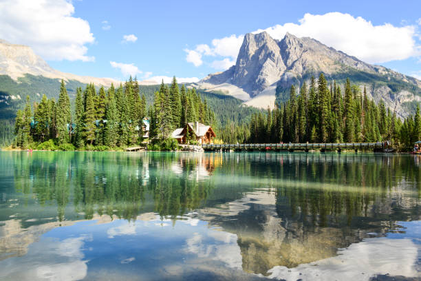 emerald lake lodge - british columbia canada lake emerald lake imagens e fotografias de stock