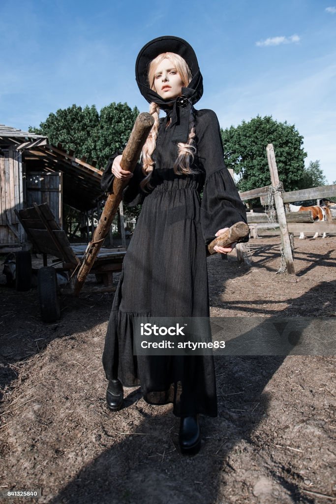 Vreemdeling Bewijs melk Mode Jonge Vrouw Draagt Stijlvolle Zwarte Jurk En Muts Op Platteland Amish  Fashion Stijl Stockfoto en meer beelden van Amish - iStock