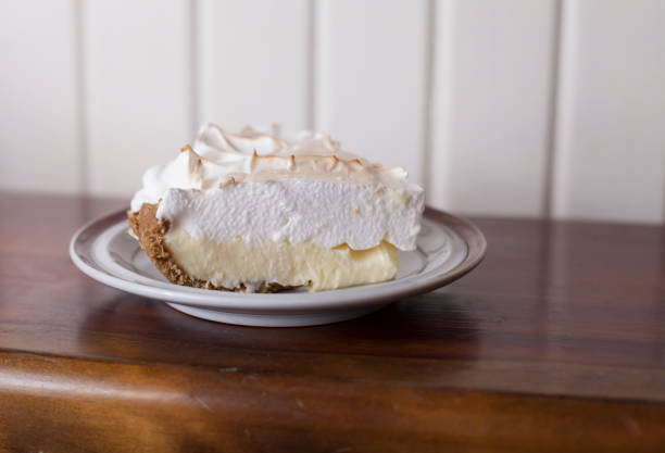 лимонное безе - lemon meringue pie pie pastry crust portion стоковые фото и изображения